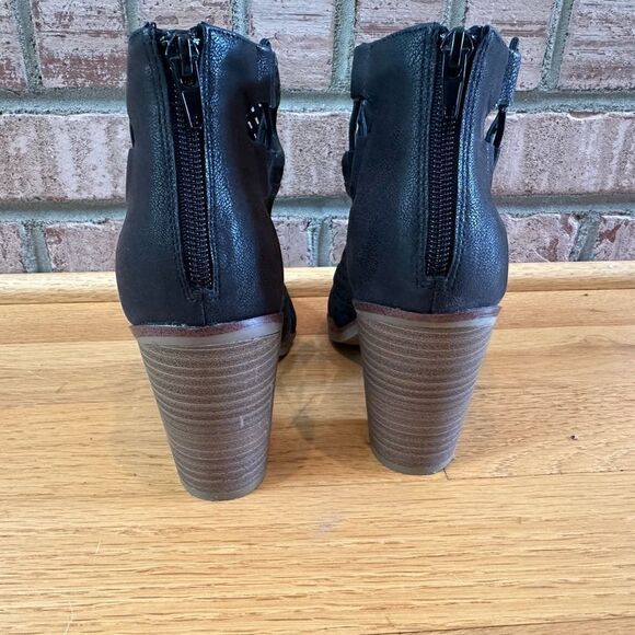 MIA Black Heeled Sandals with Perforated Design - Picture 4 of 9